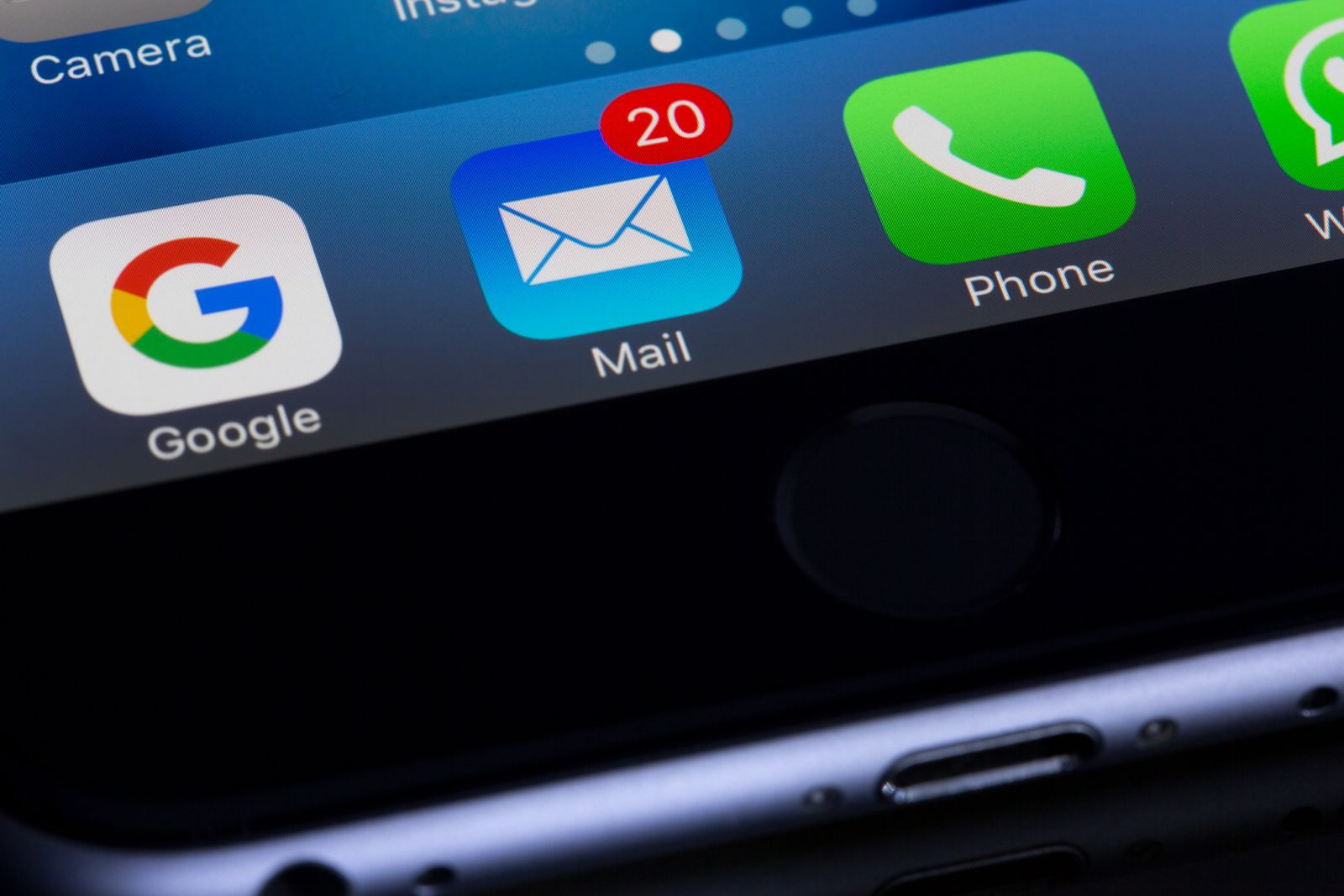 Gros plan sur l'écran d'un smartphone affichant les icônes des applications Google, « Mail de candidature » (avec 20 messages non lus), « Téléphone » et « Messages ». Le bouton d'accueil du téléphone est visible au bas de l'image.