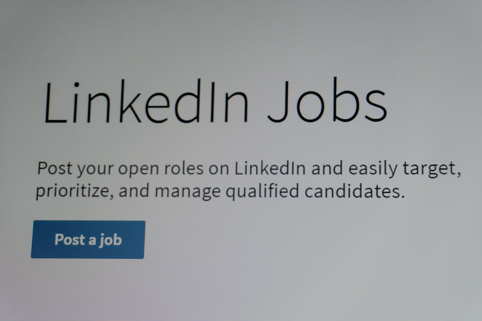 Capture d'écran d'une page LinkedIn Jobs montrant comment ce site pour trouver un stage vous permet d'afficher des rôles, de cibler et de gérer facilement des candidats qualifiés, avec un bouton bleu "Post a job".